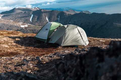Die 10 wichtigsten Campingausrüstungsgegenstände für dein Outdoor-Abenteuer